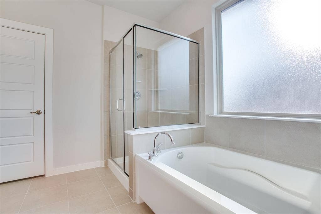 1432 Monarch Trail, Northlake, TX 76226 Oversized tub with frosted window for privacy