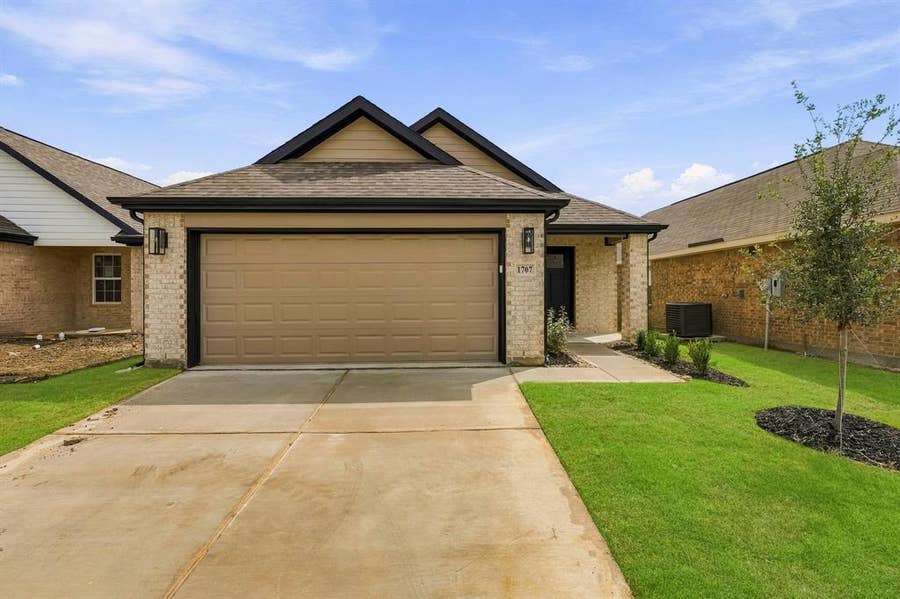 Property photo for 1707 Acts Lane, Ennis, TX