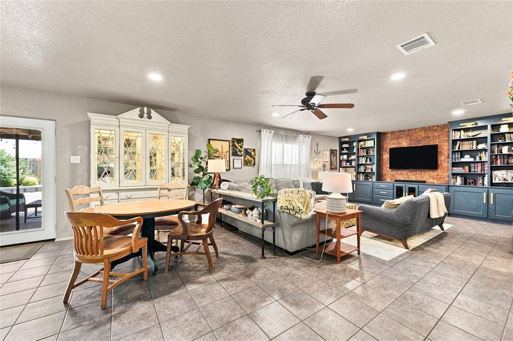 212 Cheyenne Drive, Waxahachie, TX 75165 212 Cheyenne Drive, Waxahachie, TX 75165