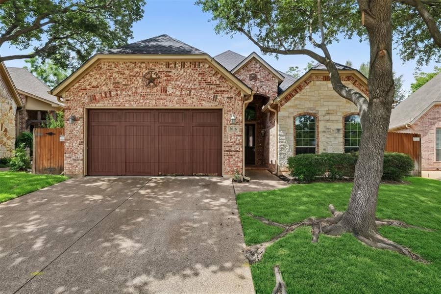 Property photo for 2016 Kodiak Court, Arlington, TX