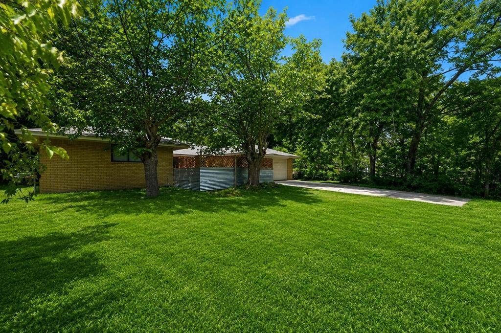 600 Terrace Drive, DeSoto, TX 75115 Expansive front lawn with mature trees providing natural shade