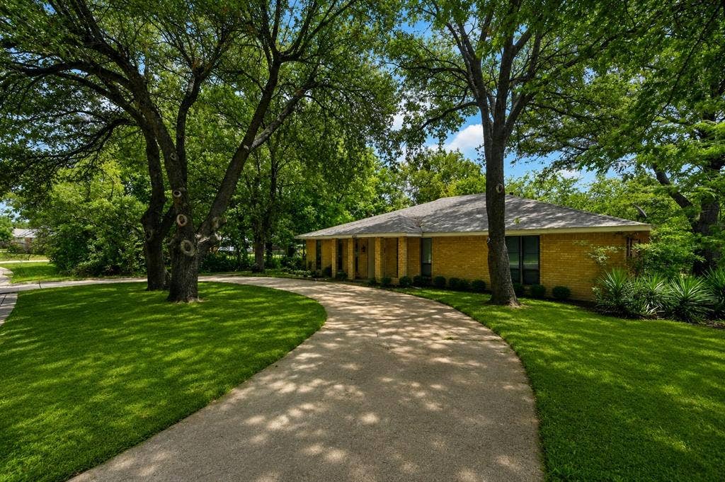 600 Terrace Drive, DeSoto, TX 75115 Ranch-style residence featuring a yellow brick exterior and a grey shingled roof