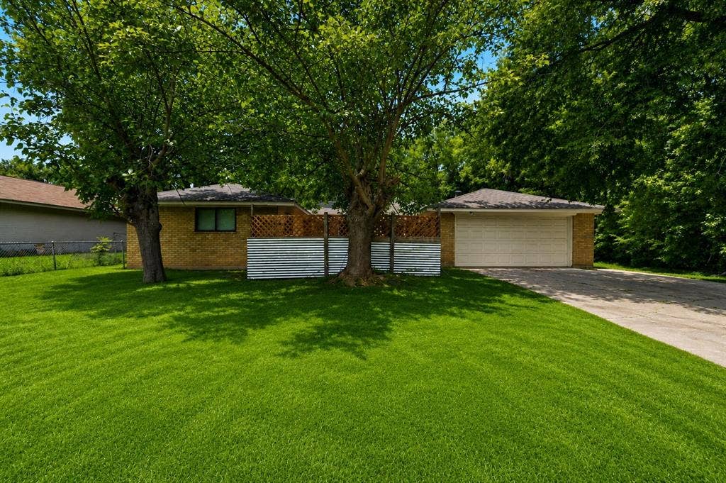 600 Terrace Drive, DeSoto, TX 75115 Expansive green lawn with mature shade trees