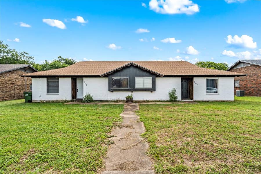 Property photo for 208-212 Queen Drive, Hewitt, TX