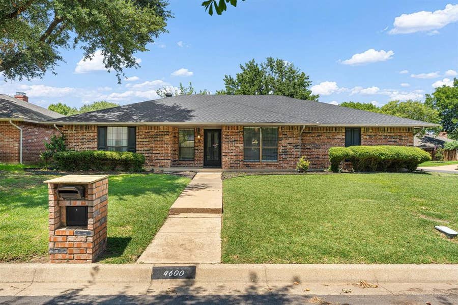 Property photo for 4600 Applewood Road, Fort Worth, TX