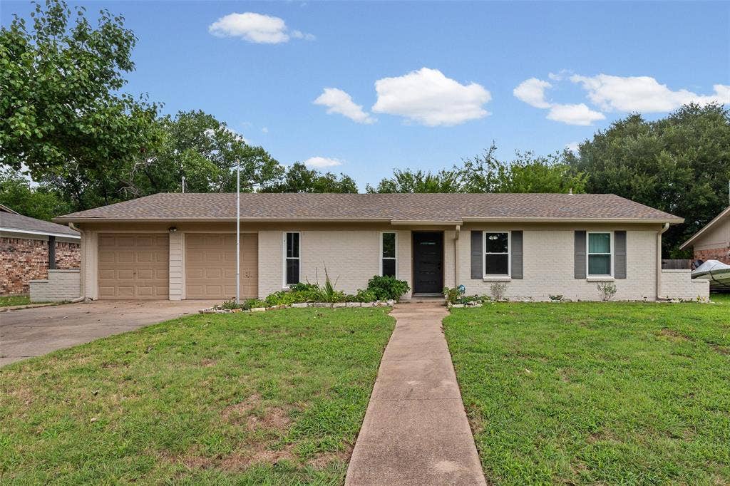 1005 Keller Avenue, Benbrook, TX 76126 Welcome to 1005 Keller Avenue!