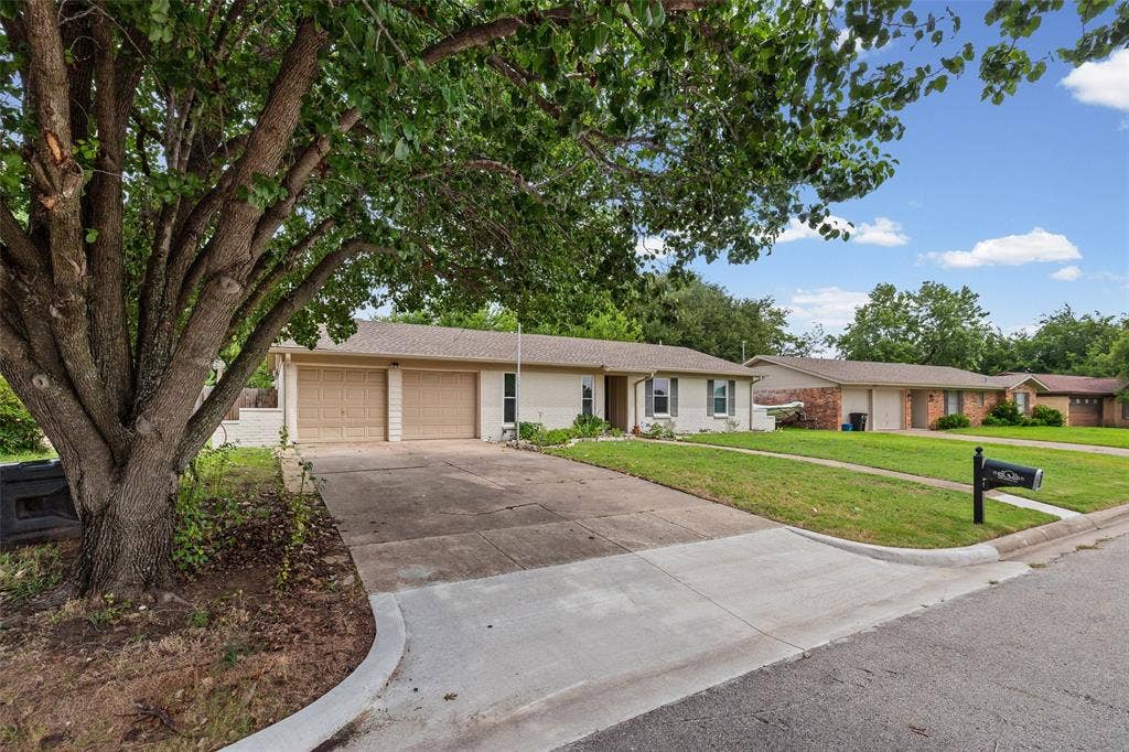 1005 Keller Avenue, Benbrook, TX 76126 Large front entry driveway.