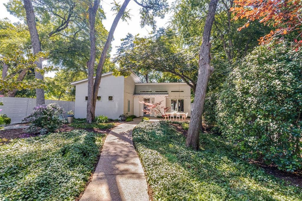 8820 Eustis Avenue, Dallas, TX 75218 Welcome to 8820 Eustis
