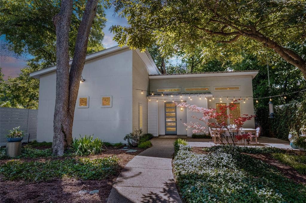8820 Eustis Avenue, Dallas, TX 75218 8820 Eustis Avenue, Dallas, TX 75218