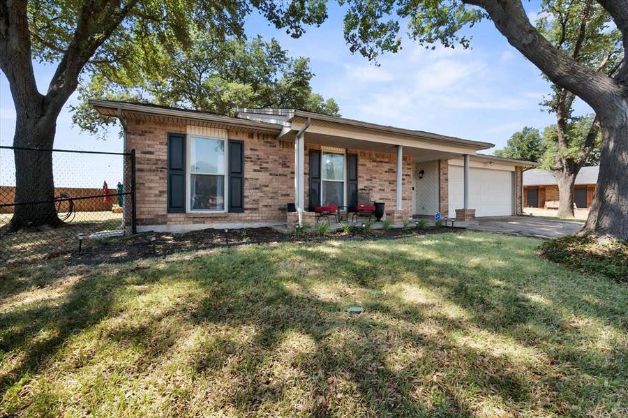 Property photo for 329 E Crossland Boulevard, Grand Prairie, TX
