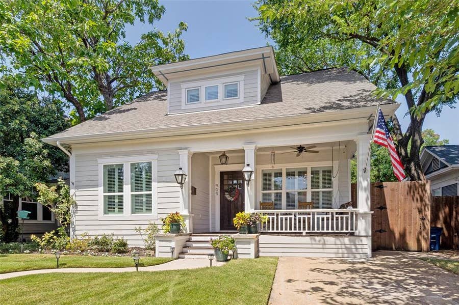 Property photo for 909 Woodlawn Avenue, Dallas, TX