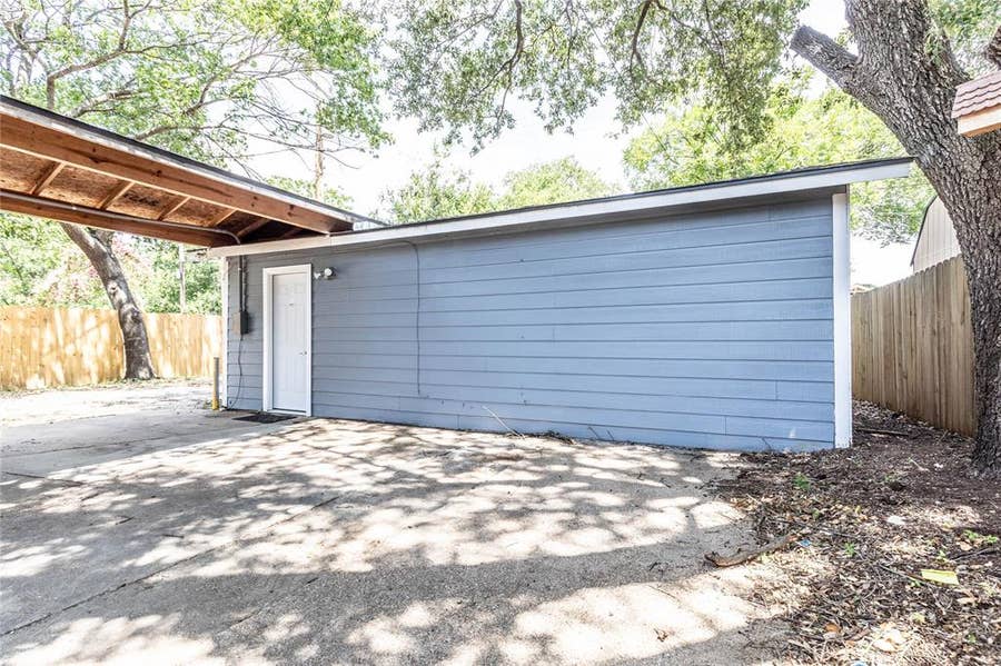 Property photo for 607 Brooks Avenue, Dallas, TX