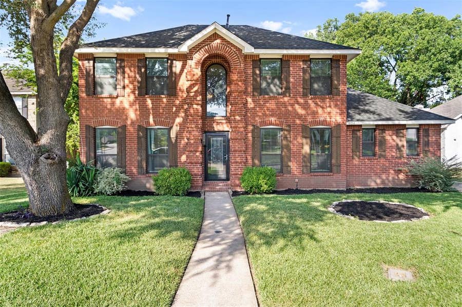 Property photo for 404 Lemontree Lane, DeSoto, TX