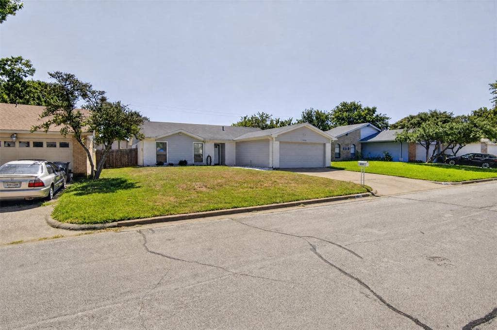 1915 Lavon Creek Lane, Arlington, TX 76006 1915 Lavon Creek Lane, Arlington, TX 76006