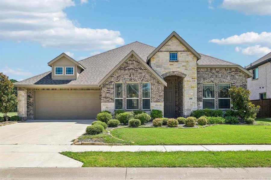 Property photo for 208 Oakcrest Drive, Justin, TX