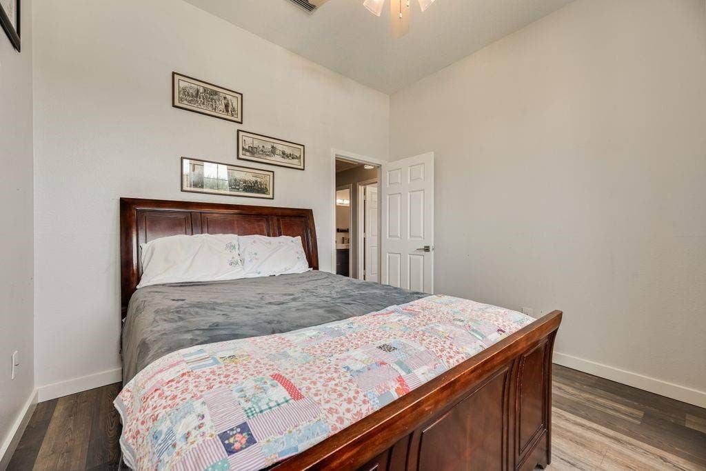 419 N Winding Oaks Drive, Wylie, TX 75098 Spacious room with wood-finish flooring, white baseboards, and light-toned walls