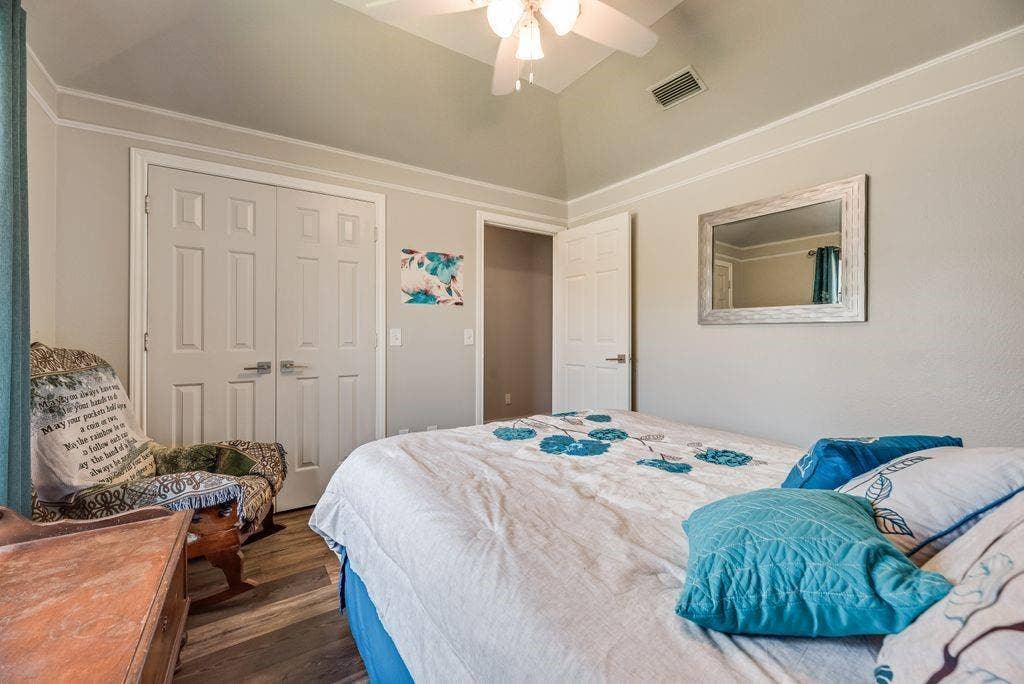 419 N Winding Oaks Drive, Wylie, TX 75098 Vaulted ceiling with crown molding, ceiling fan, wood-finish flooring, paneled doors, and light neutral wall paint