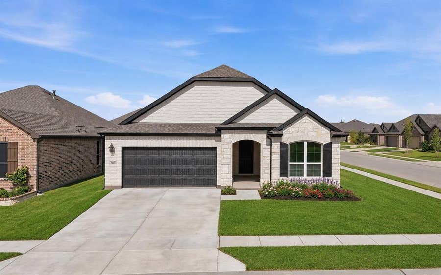 Property photo for 900 Summer Court, Justin, TX