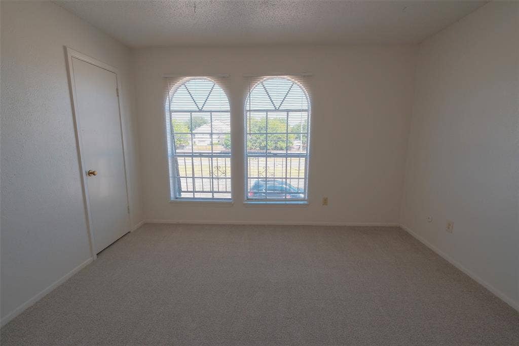 6317 Granbury Road, #6321, Fort Worth, TX 76133 Neutral tone wall finish with a textured surface
