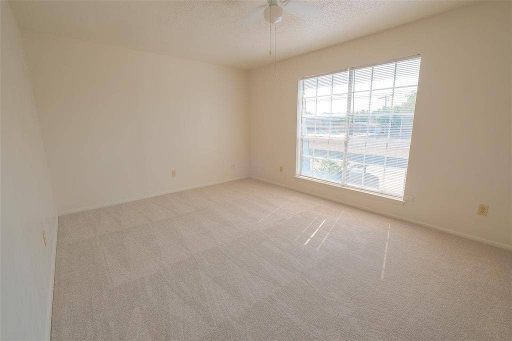 6317 Granbury Road, #6321, Fort Worth, TX 76133 Neutral tone wall paint with light-colored carpeting