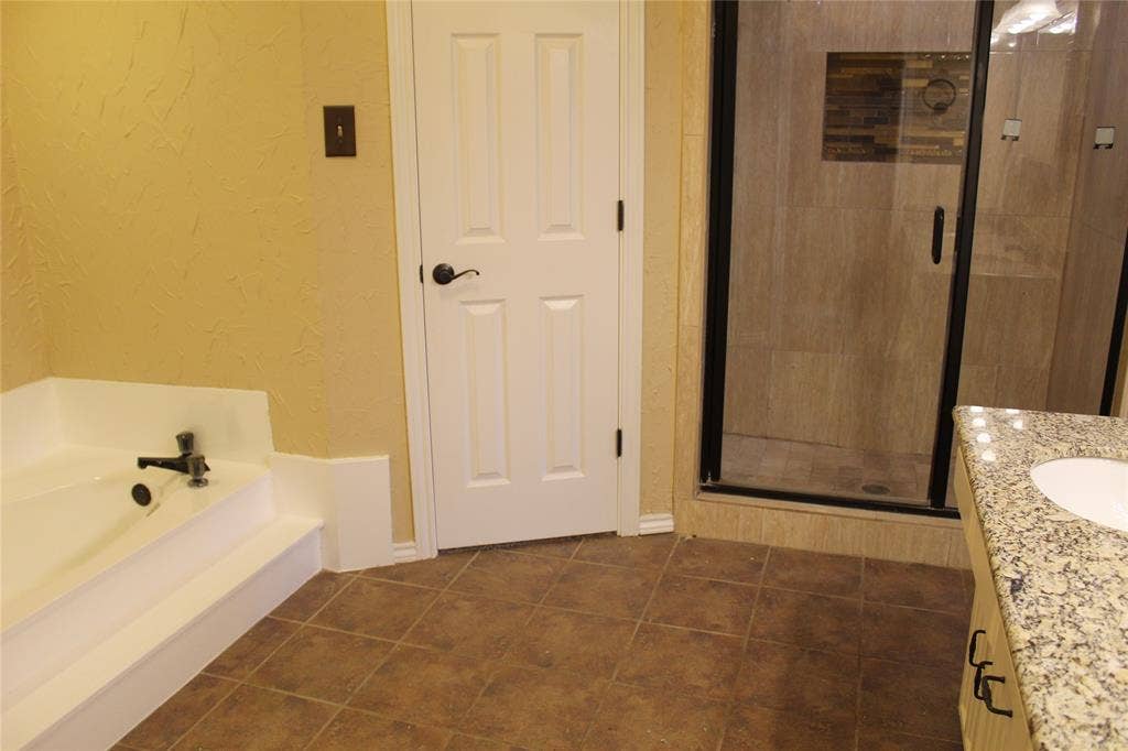 4037 Leon Drive, Plano, TX 75074 4037 Leon Drive, Plano, TX 75074