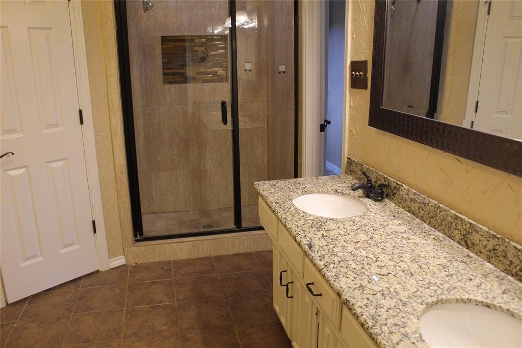 4037 Leon Drive, Plano, TX 75074 4037 Leon Drive, Plano, TX 75074
