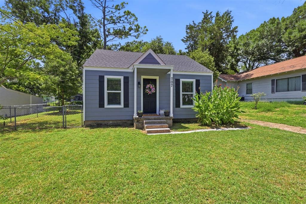 707 W Water Street, Weatherford, TX 76086 707 W Water Street, Weatherford, TX 76086