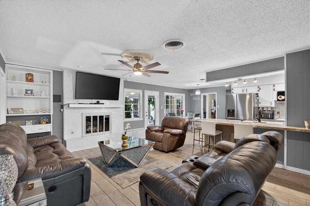 1317 W Redbud Drive, Hurst, TX 76053 1317 W Redbud Drive, Hurst, TX 76053