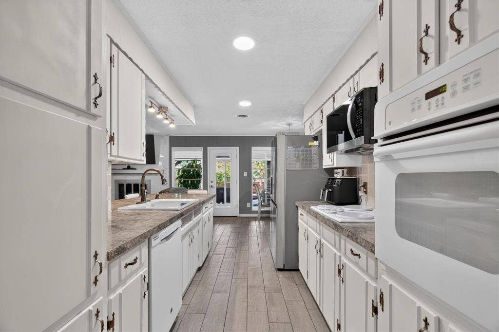1317 W Redbud Drive, Hurst, TX 76053 1317 W Redbud Drive, Hurst, TX 76053