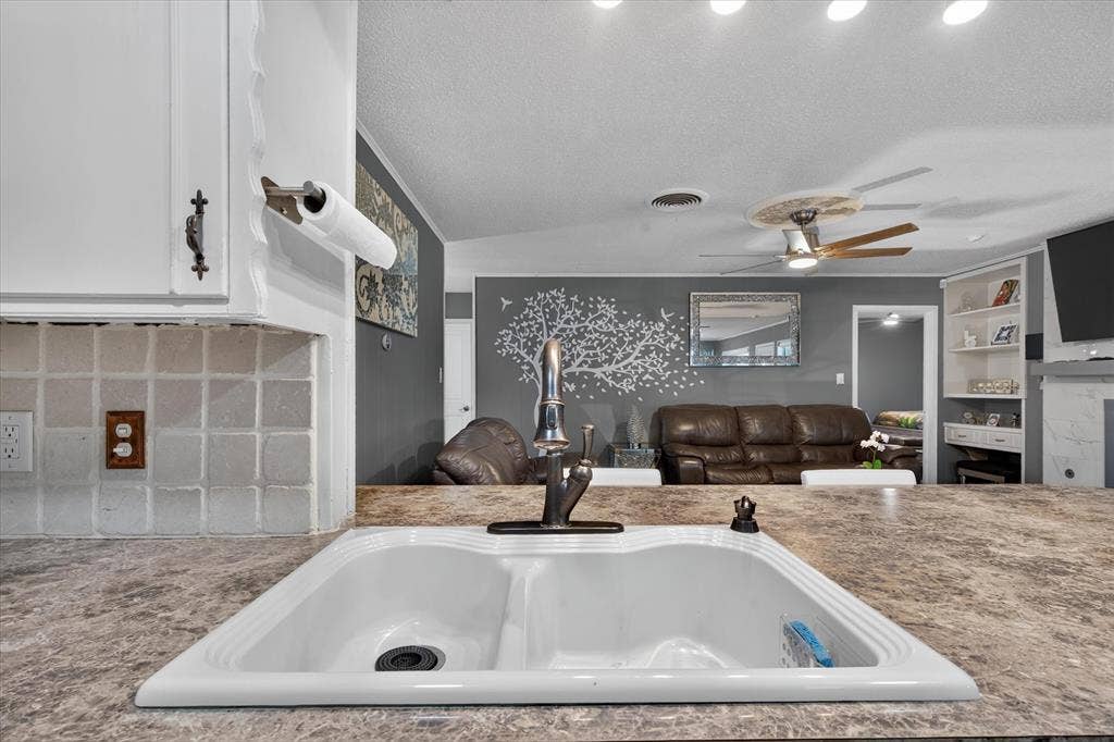 1317 W Redbud Drive, Hurst, TX 76053 1317 W Redbud Drive, Hurst, TX 76053