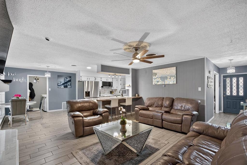 1317 W Redbud Drive, Hurst, TX 76053 1317 W Redbud Drive, Hurst, TX 76053