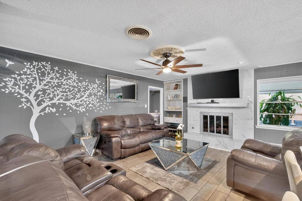 1317 W Redbud Drive, Hurst, TX 76053 1317 W Redbud Drive, Hurst, TX 76053