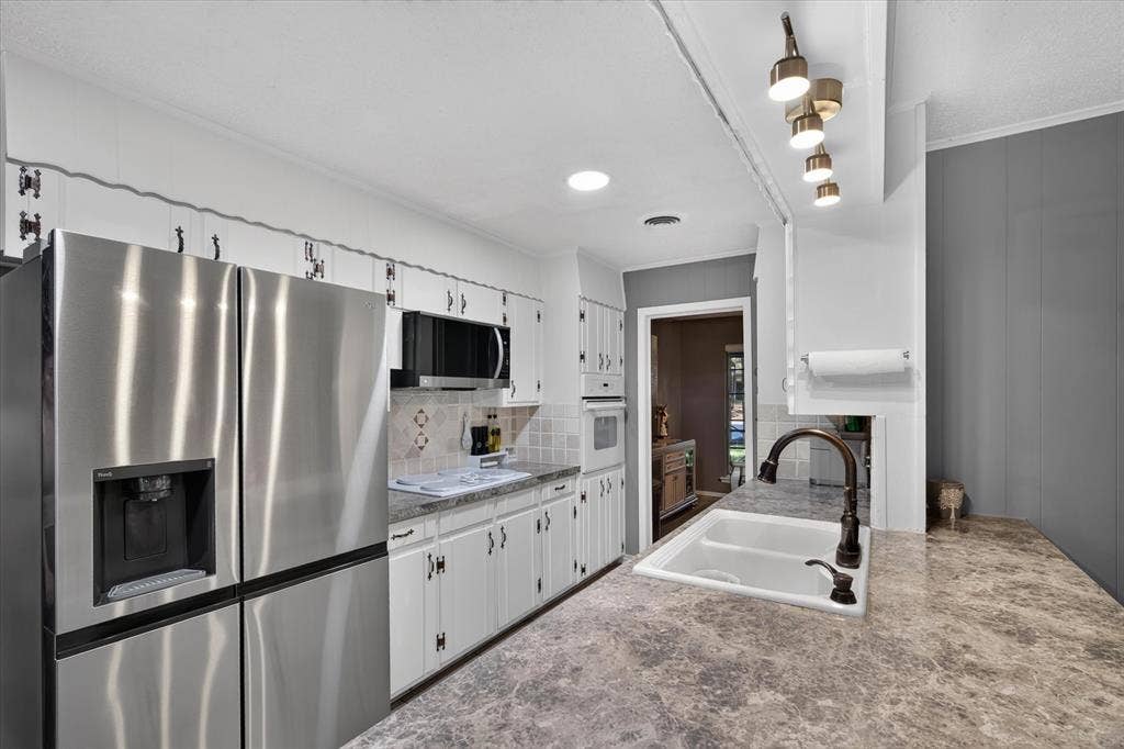 1317 W Redbud Drive, Hurst, TX 76053 1317 W Redbud Drive, Hurst, TX 76053
