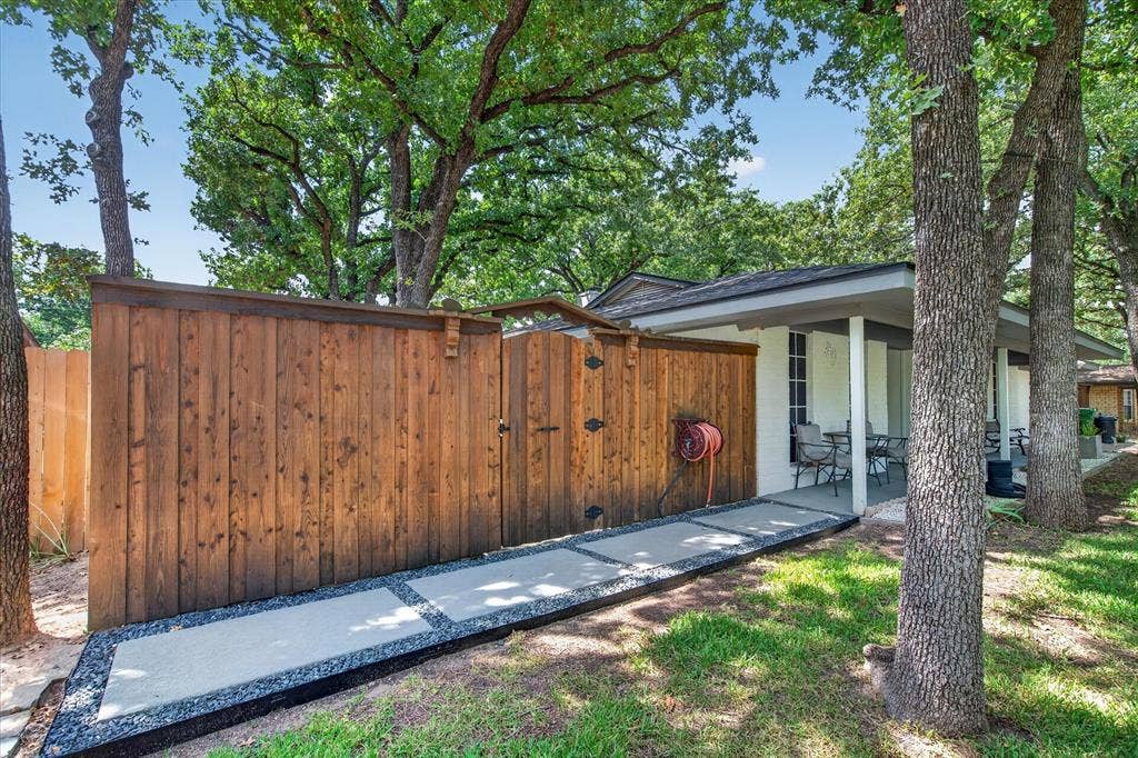 1317 W Redbud Drive, Hurst, TX 76053 1317 W Redbud Drive, Hurst, TX 76053