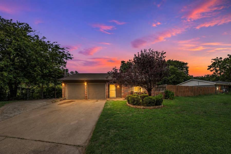 Property photo for 117 Myrtle Court, Hurst, TX