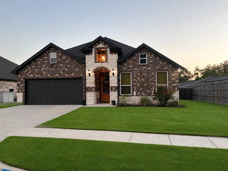 Property photo for 600 Lucas Drive, Athens, TX