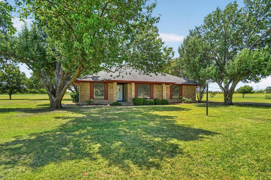 Property photo for 104 Royal Park Lane, Waxahachie, TX