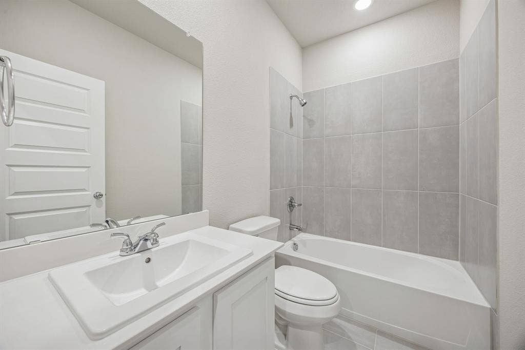 4016 Somerville Drive, Farmersville, TX 75442 Bathroom in the Wimbledon home plan by Trophy Signature Homes – REPRESENTATIVE PHOTO
