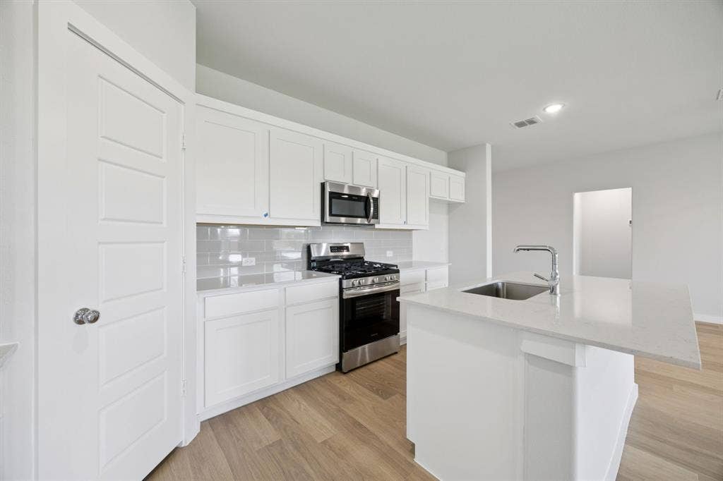 4211 Waco Drive, Farmersville, TX 75442 Kitchen in the Hadley home plan by Trophy Signature Homes – REPRESENTATIVE PHOTO