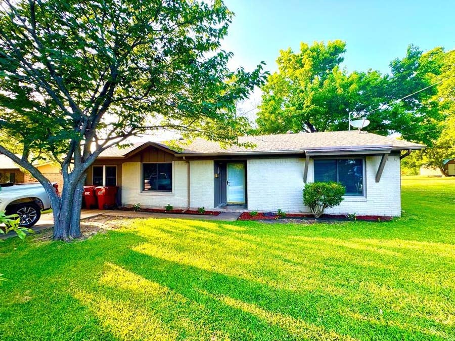 Property photo for 404 Neathery Street, Farmersville, TX
