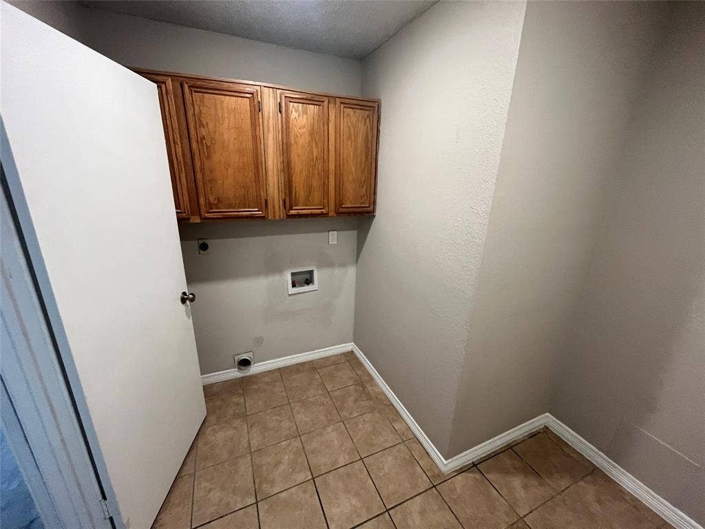 2405 Brookside Drive, Rowlett, TX 75088 Tile flooring with a neutral finish