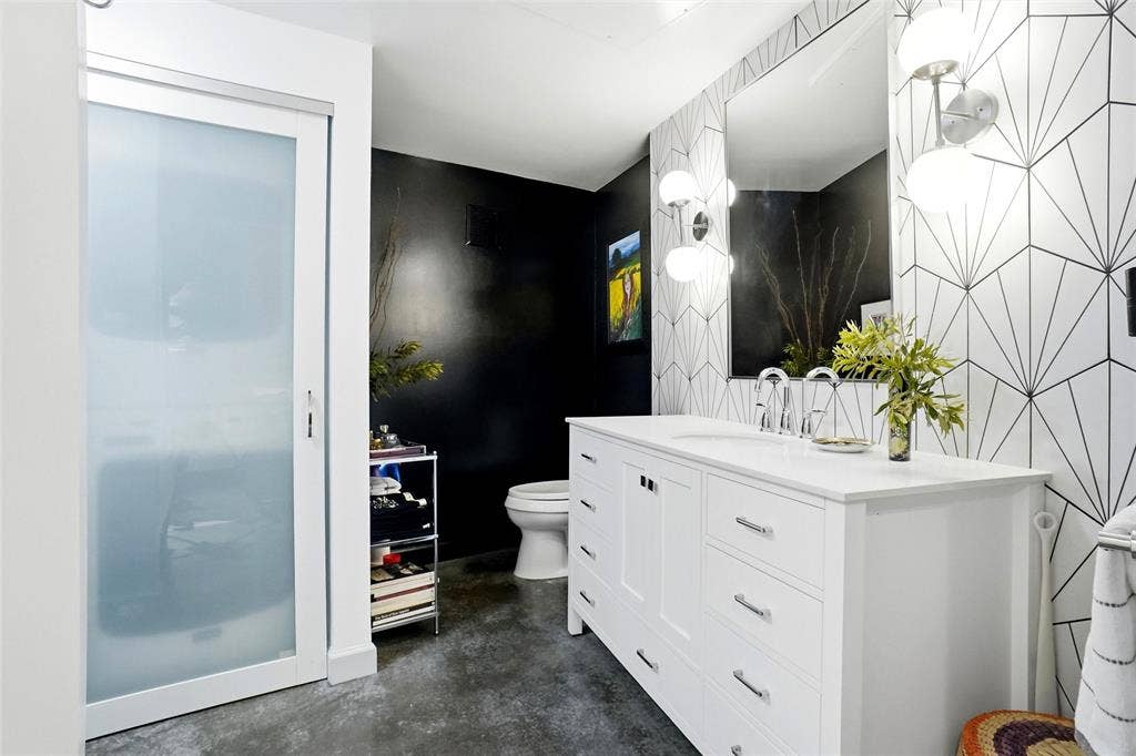 1st floor Bath