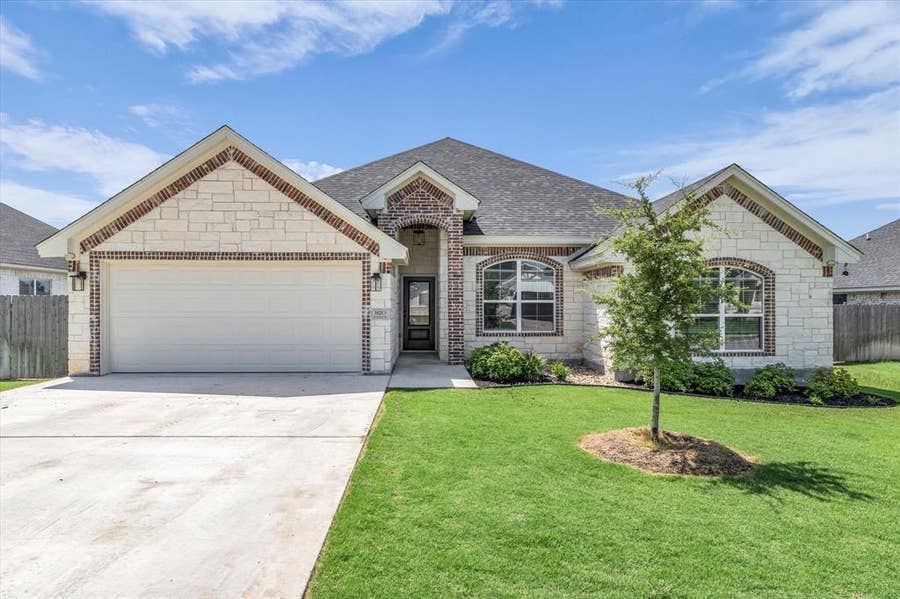 Property photo for 820 Secretariat Drive, Hewitt, TX