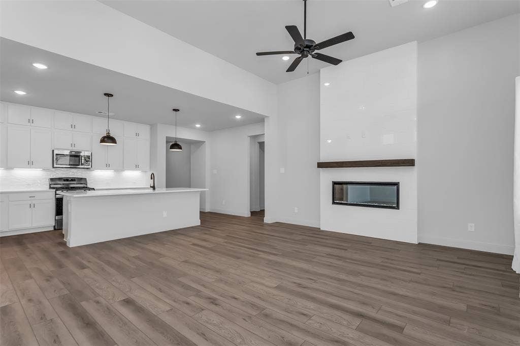 1031 Rylan Street, Midlothian, TX 76065 Living room