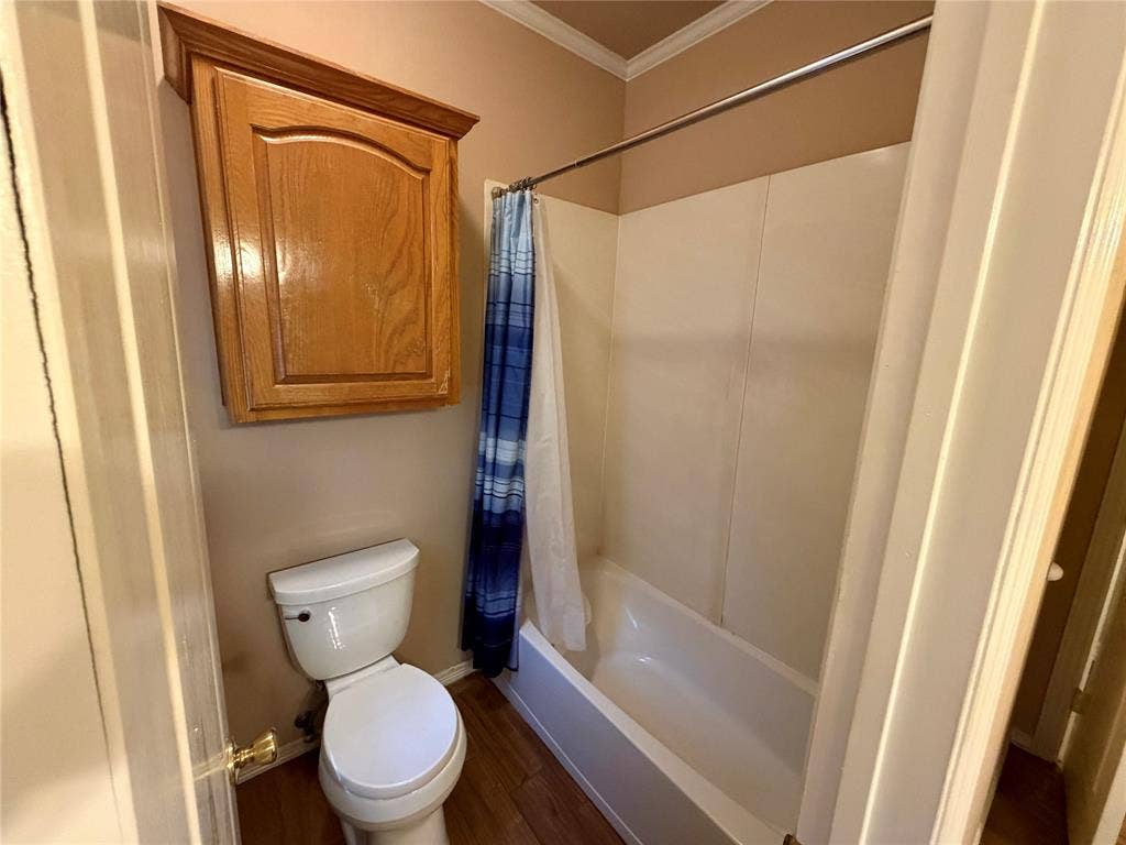 7830 Mavis Avenue, Waxahachie, TX 75167 hall bathroom