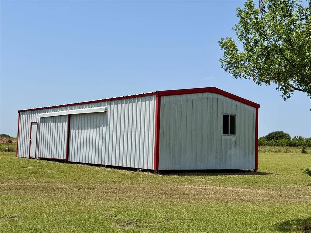 7830 Mavis Avenue, Waxahachie, TX 75167 40x20 barn, dirt floors, great equipment storage or stalls