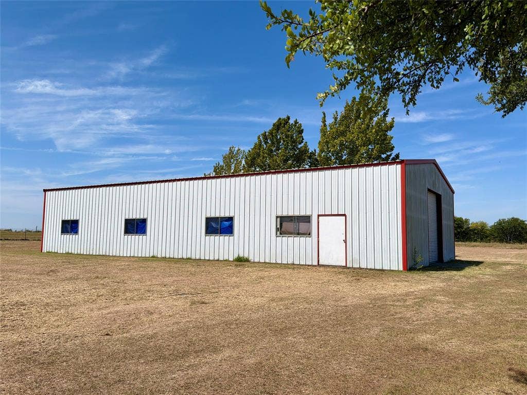 7830 Mavis Avenue, Waxahachie, TX 75167 40x80 shop, concrete flooring, insulated, water & electric