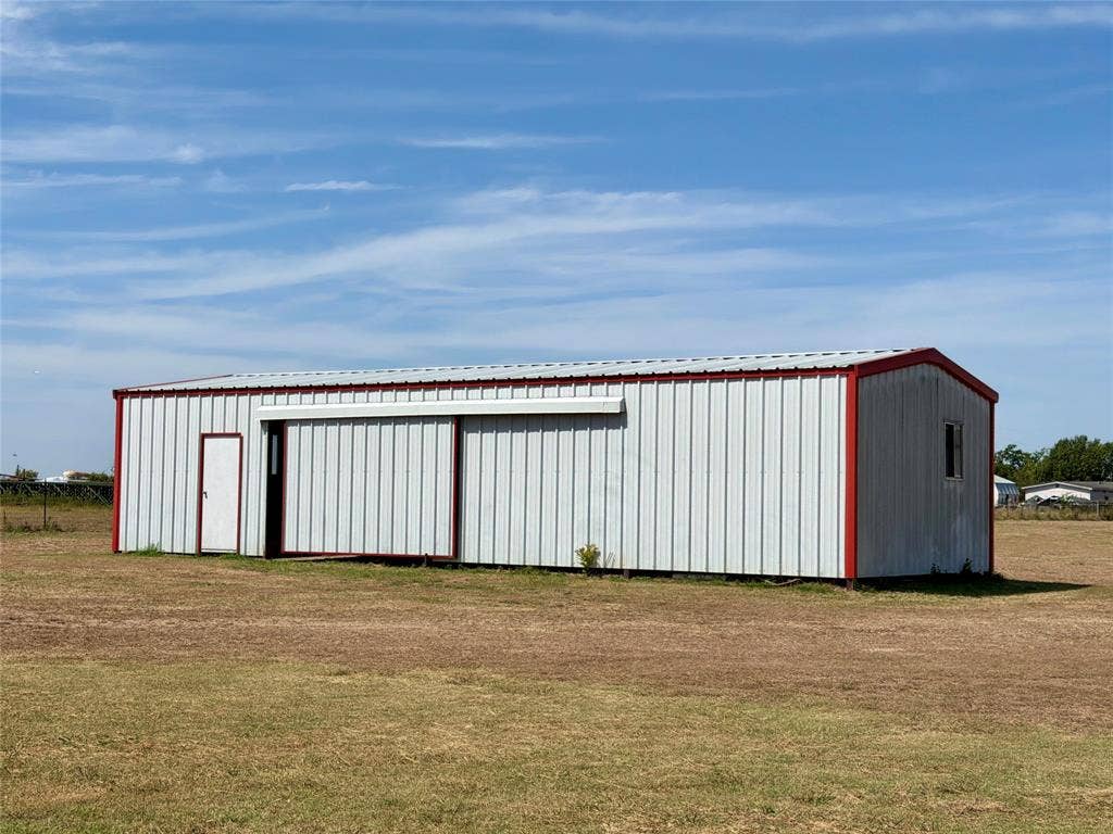 7830 Mavis Avenue, Waxahachie, TX 75167 40x20 barn, dirt floors, great for animals or equipment storage