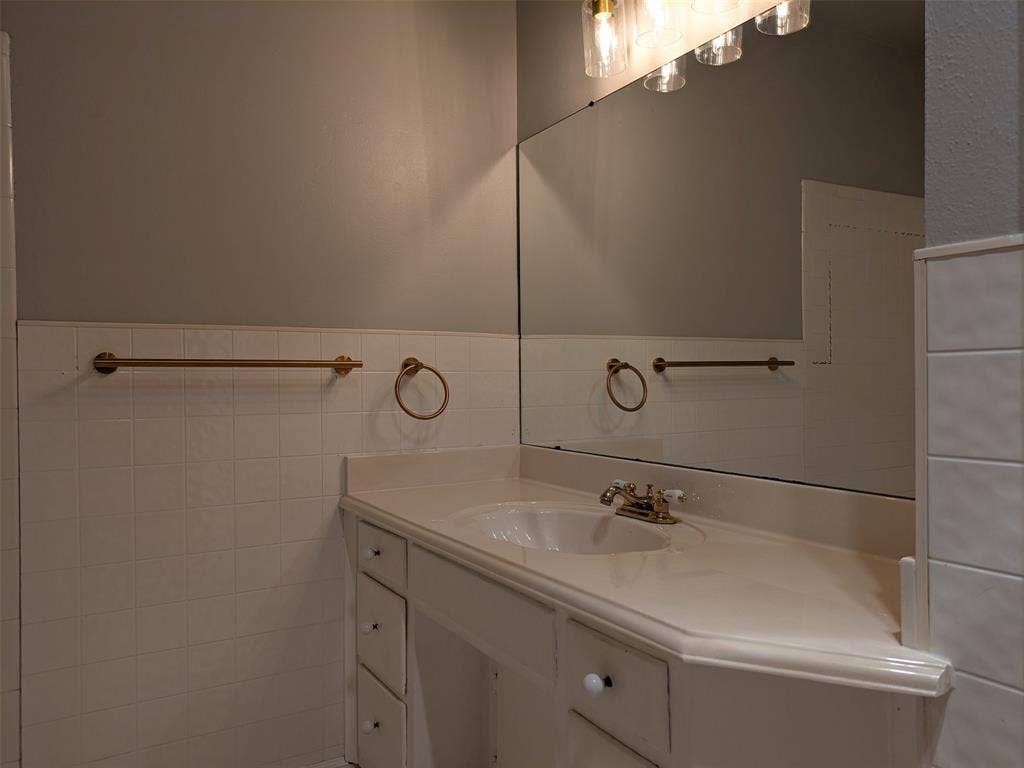 411 Baylor Drive, Arlington, TX 76010 411 Baylor Drive, Arlington, TX 76010