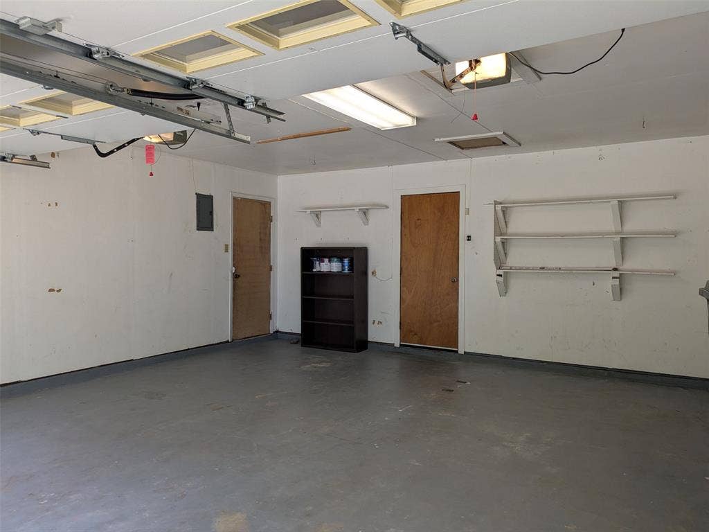 411 Baylor Drive, Arlington, TX 76010 Garage with side door